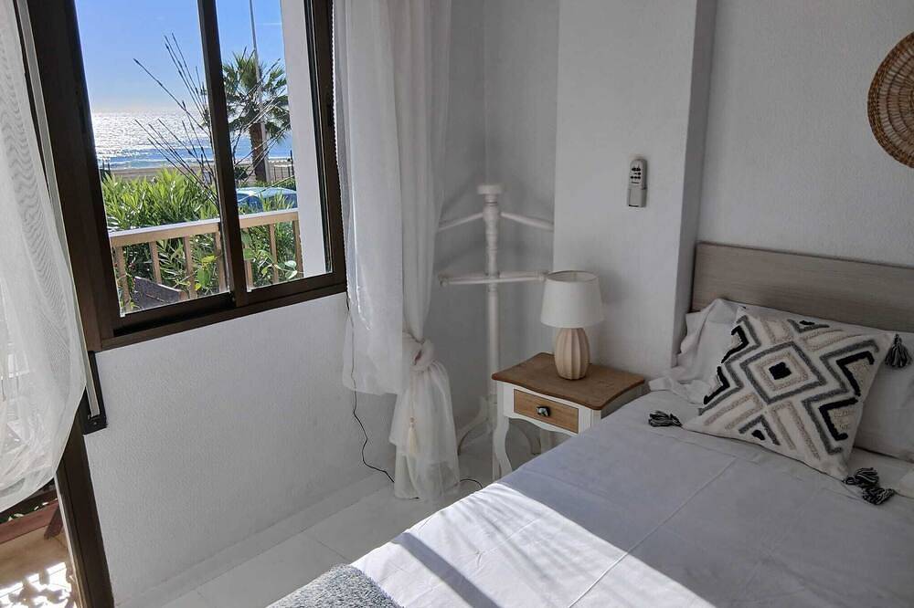 House in first line of beach with spectacular sea views. in Playa de Rincón de la Victoria, Rincón de la Victoria