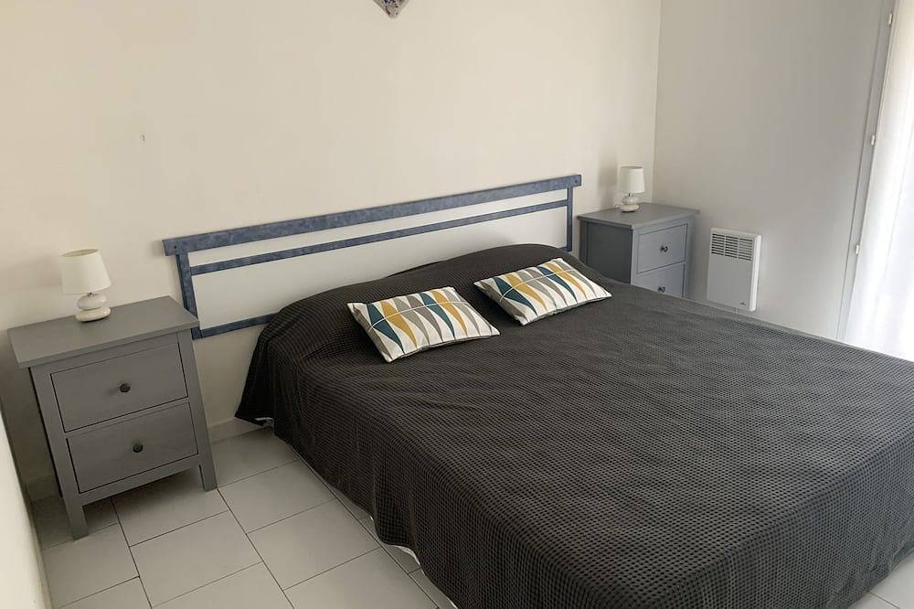 Entire apartment, Garden level, sea view, 1-minute walk from a peaceful cove in Sant Ambroggio, Lumio