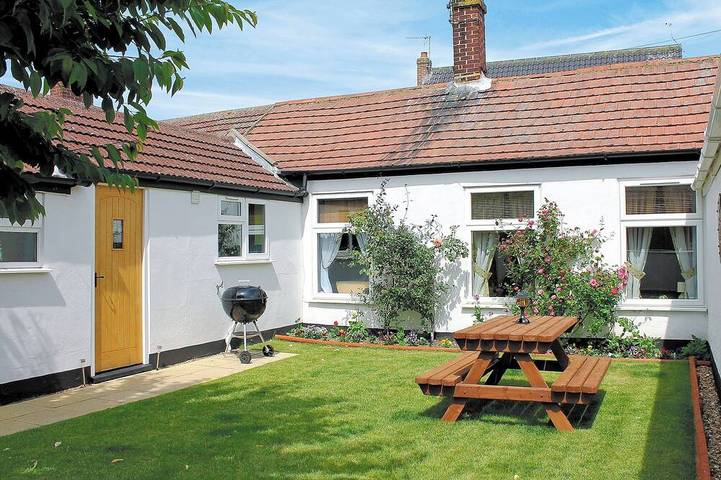 Log cabin for 2 people, with garden, with pets in Great Yarmouth