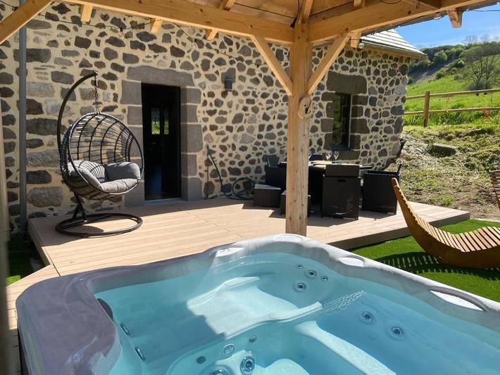 Location de vacances pour 7 personnes, avec piscine ainsi que jardin et jacuzzi dans Saint-Bonnet-de-Condat