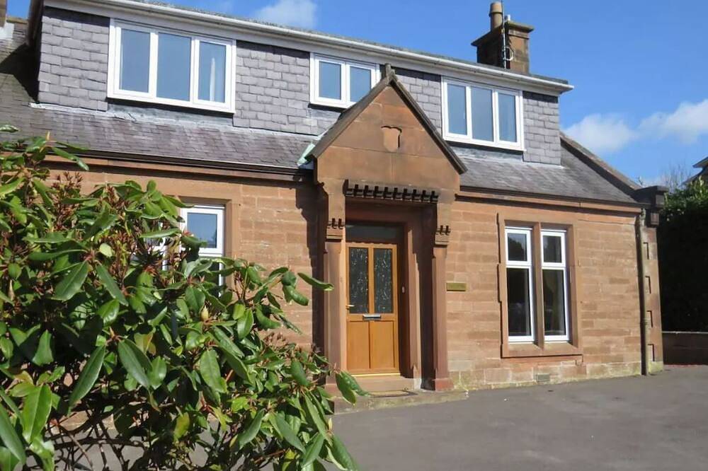 Adorable Spacious Sandstone Cottage in Dumfries, Dumfries and Galloway