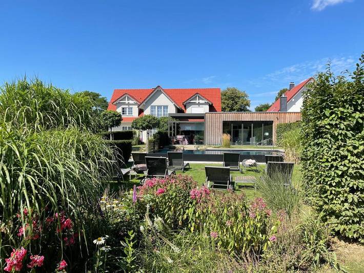 Ferienhaus für 3 Personen, mit Terrasse und Whirlpool sowie Garten und Pool