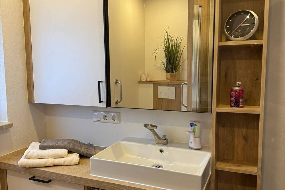 Ganze Wohnung, Neu renovierte Ferienwohnung Sonnenhang Bayern zum Wohlfühlen in Grabenstätt, Chiemsee