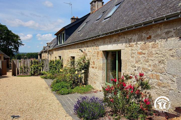 Gîte pour 10 personnes, avec terrasse et jardin à Neulliac