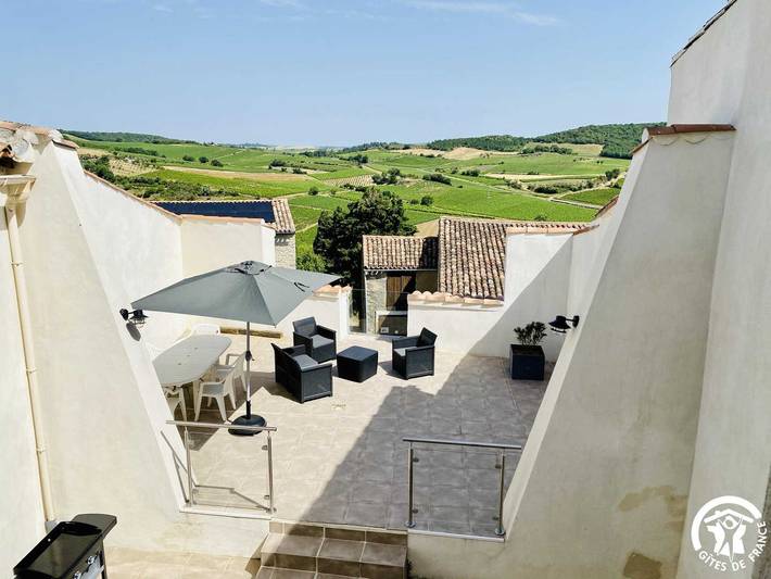 Gîte pour 8 personnes, avec terrasse à Pauligne