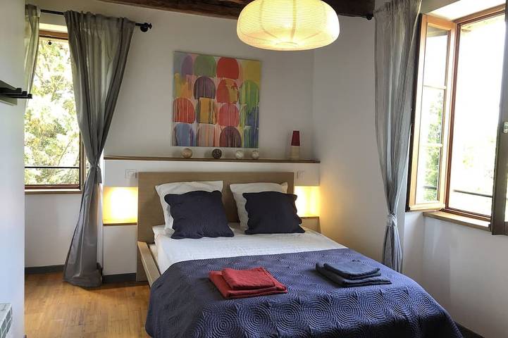 Quiet house with private, secure swimming pool heated from June to September in Vailhourles, Aveyron (desambiguación)