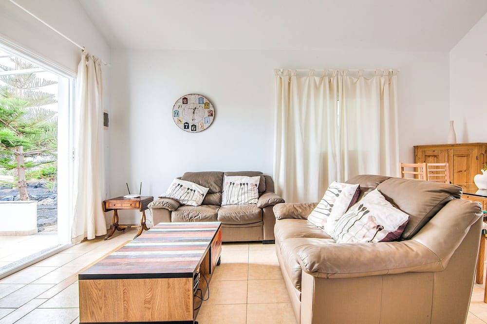 A3, in a small complex with communal heated pool 100m from the sea in Charco del Palo, Teguise
