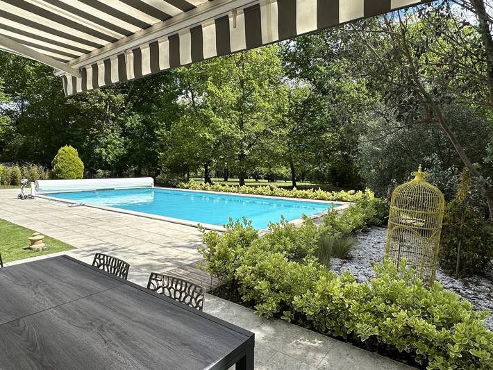 Gîte pour 6 personnes, avec jardin ainsi que piscine et terrasse