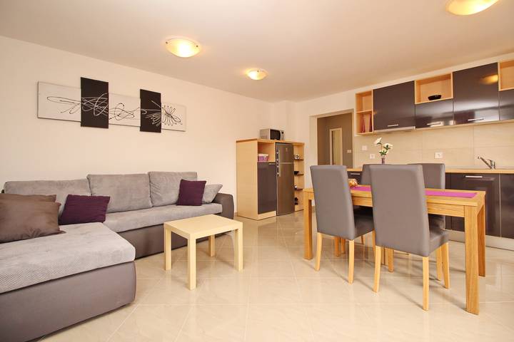 Ferienwohnung für 4 Personen, mit Terrasse und Pool in Baska