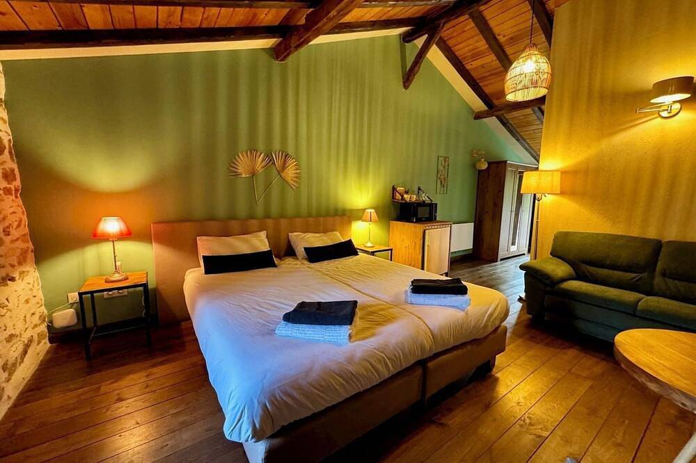 Appartement entier, Chambre \"L'Age\" - Deluxe Double ou Lits Jumeaux (n°9) in Rouzède, Charente