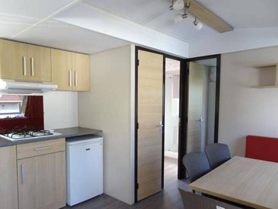 Camping le Rouge Gorge 10' Puy du Fou - Mobilheim 6 personen - Mobilhome Ti 32m² mit halbüberdachter Terrasse (3 Schlafzimmer) Eco 6 Pers. in Saint-Laurent-sur-Sèvre, Loire-Tal