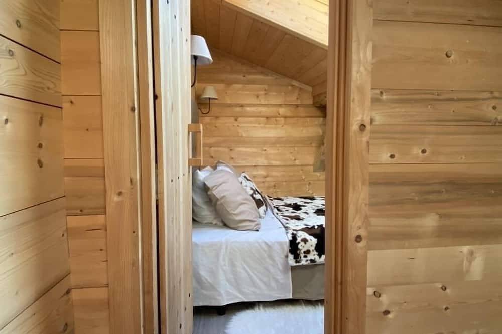 Small cozy nest perched in the mountains in Glières-Val-de-Borne, Région de Bonneville