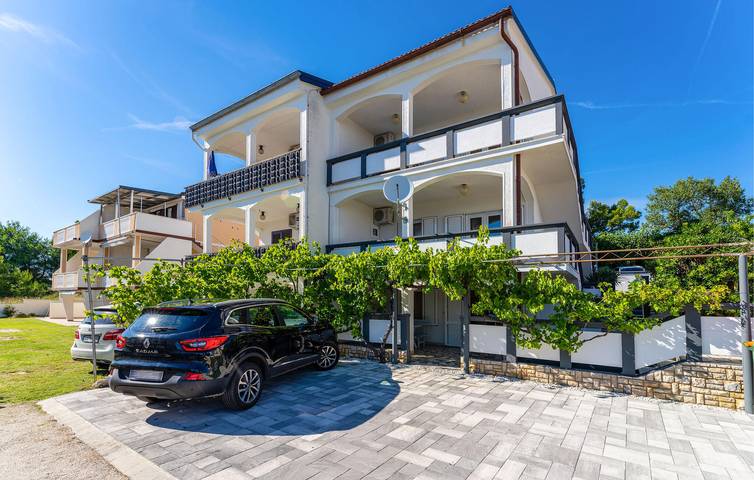 Appartement de vacances pour 4 personnes, avec Terrasse et Jardin à Rtina