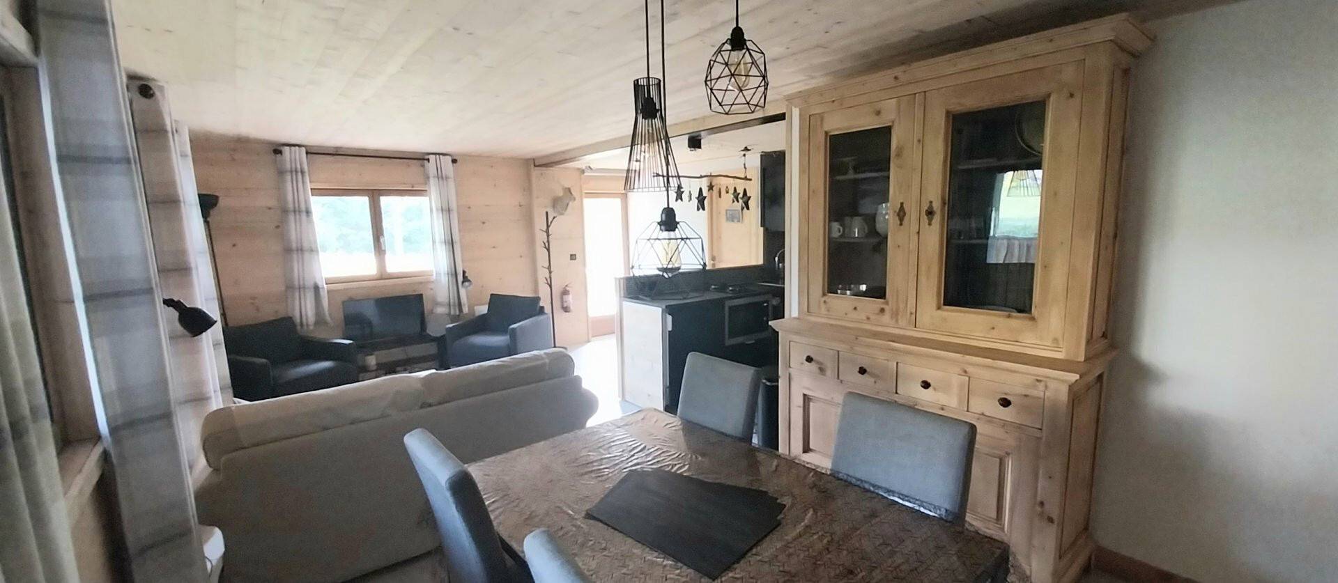 Apartamento entero, Gîte Cairn, planta baja de chalet cerca del lago de Annecy y estaciones de esquí in Faverges, Parque natural regional del Macizo de Bauges