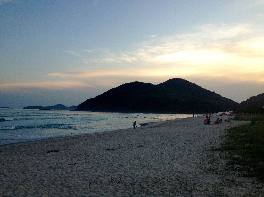Charmantes Haus in der Wohnanlage, 100 m vom Meer entfernt, mit Whirlpool und Sky-Tv in Ubatuba, Região Metropolitana do Vale do Paraíba e Litoral Norte