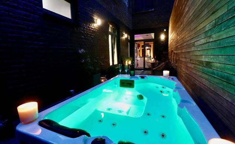 Ferienwohnung für 4 Personen, mit Whirlpool und Terrasse sowie Garten