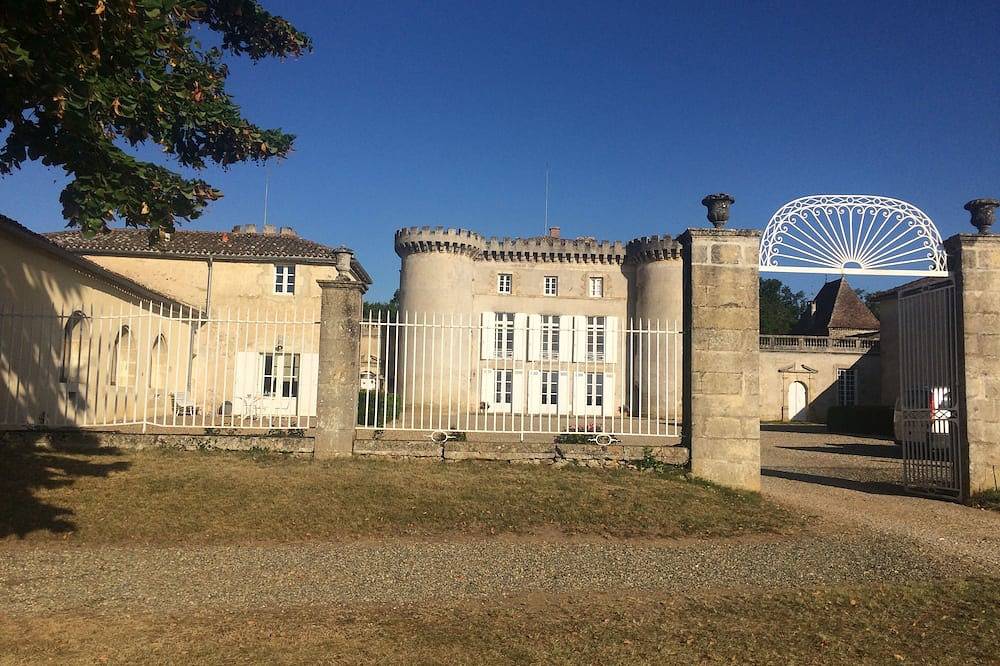 Orangery of a Bordeaux castle ideal for families! in Brouqueyran, Région de Langon