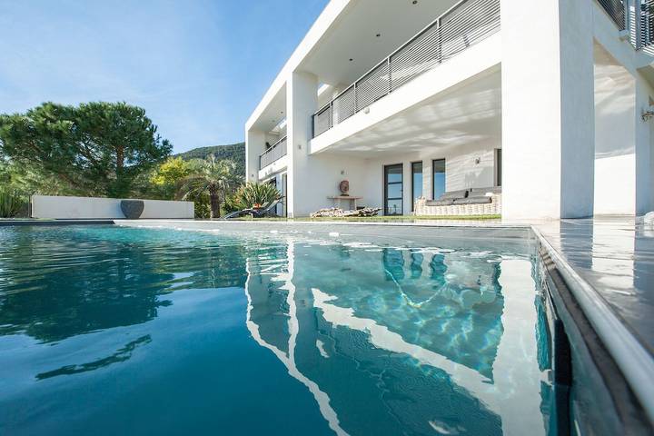 Villa pour 8 personnes, avec Balcon et Terrasse ainsi que Jardin et Piscine à Cavalaire-sur-Mer