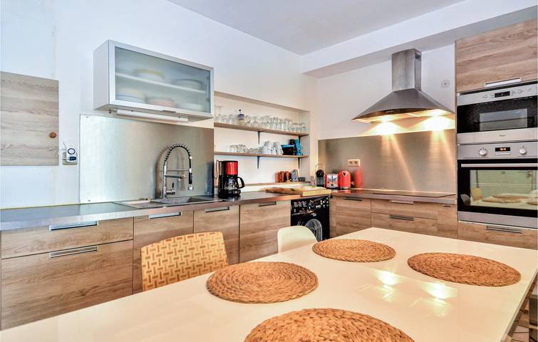 Appartement au bord de la piscine avec parking près de la rivière L'Ouvèze in Violès, Vaucluse