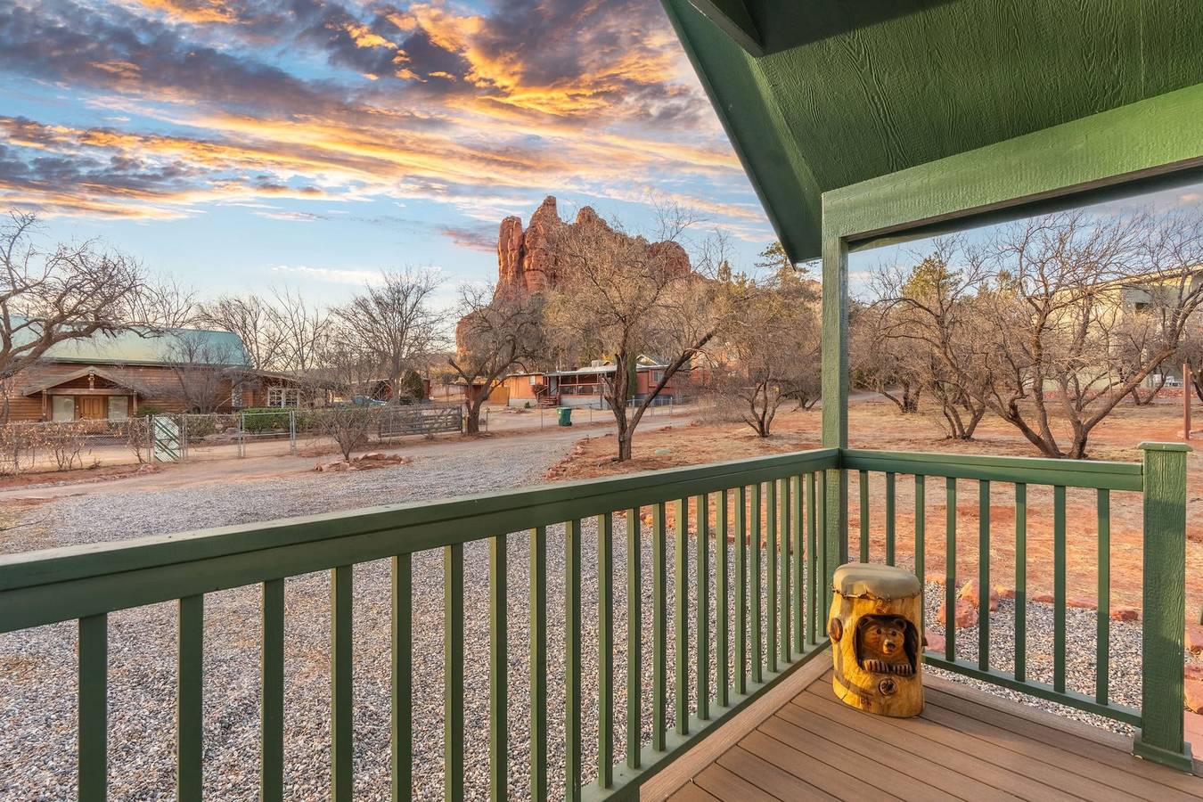 Entire apartment, New Moondance Majestic Mini Cabin Cathedral Rock in Oak Creek Canyon