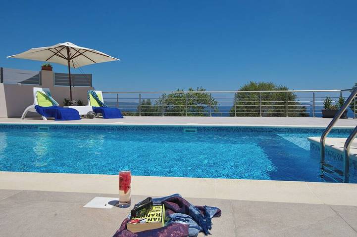 Villa for 4 people, with pool in Alonissos