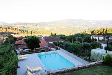 Maison de campagne pour 6 personnes, avec piscine ainsi que jardin et vue dans Arco de Baúlhe