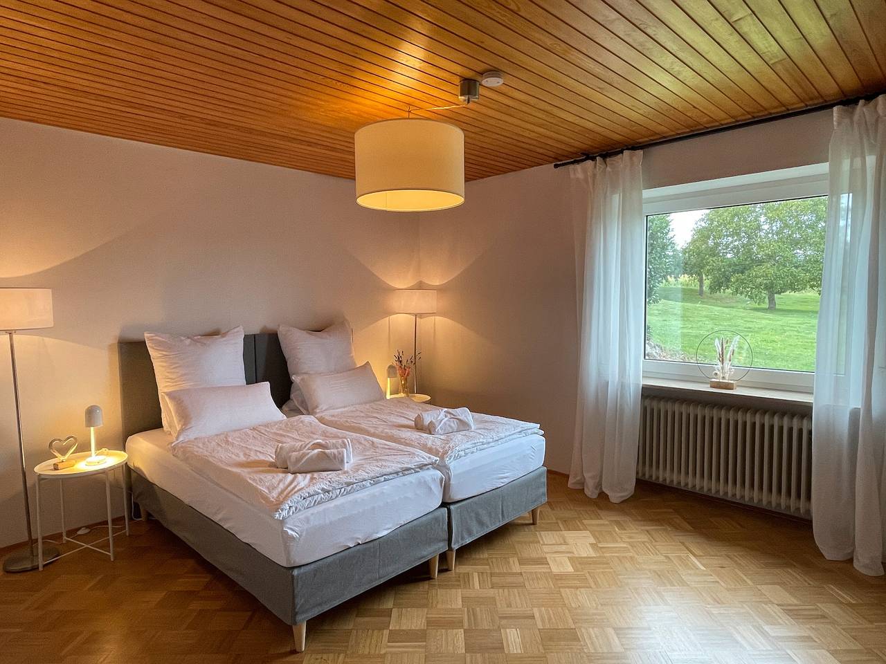 Ganze Wohnung, Ferienwohnung 'Hesselberg-Oase Ferienhof Hüttner' mit Bergblick, privater Terrasse und Wlan in Romantische Straße