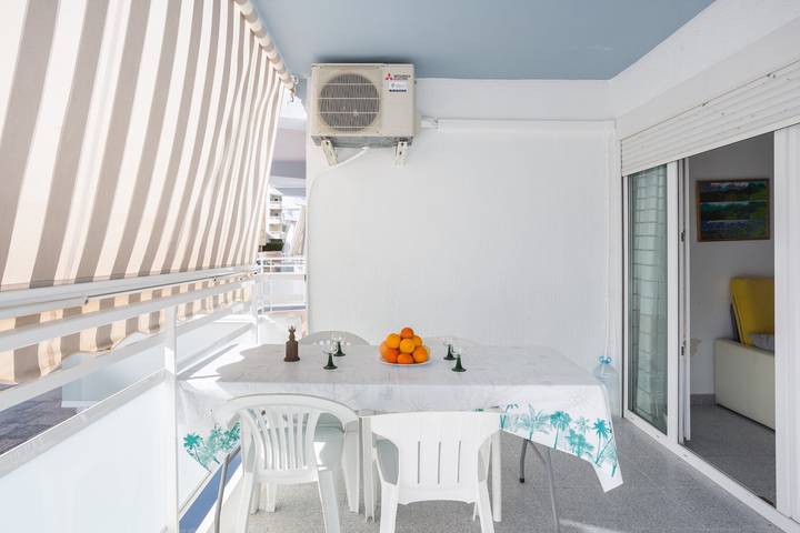 Apartamento entero, Apartamento 'Ca Llaurí' con vistas al mar, Wi-Fi y aire acondicionado in Platja de Daimús (Daimús), Daimuz