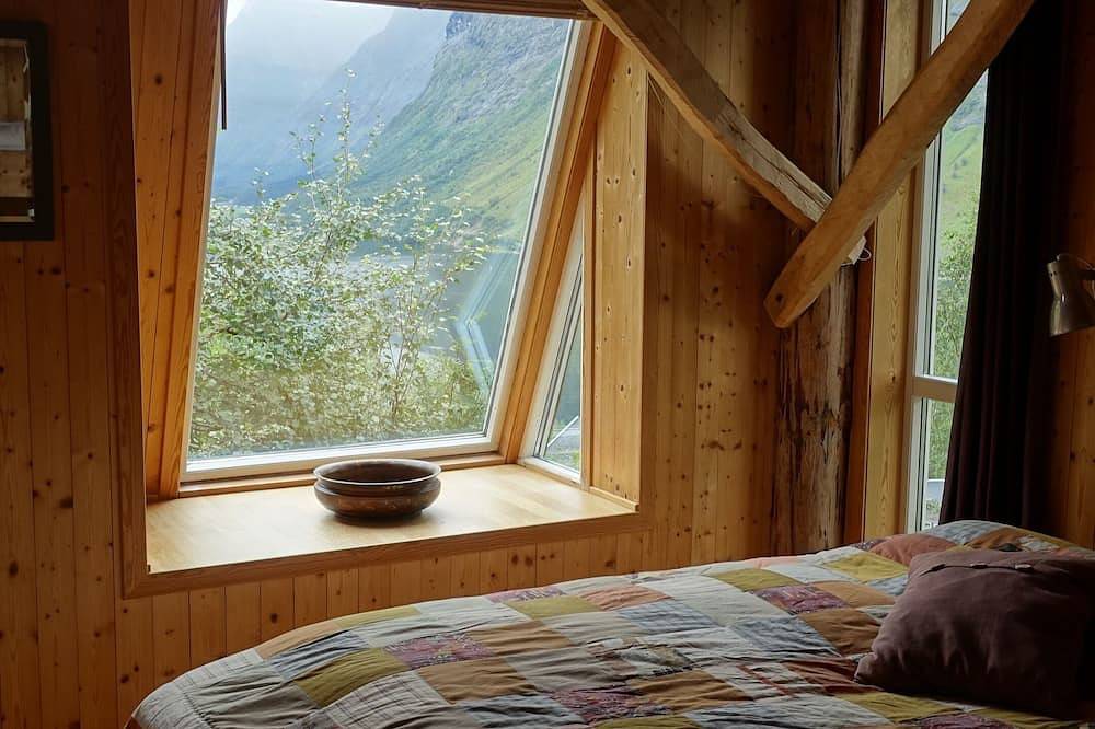 Magnificent landscape, fjords and mountains and an unic sommer house. in Ørsta