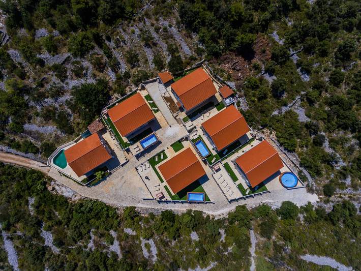 Ferienwohnung für 4 Personen, mit Balkon und Terrasse sowie Garten und Pool