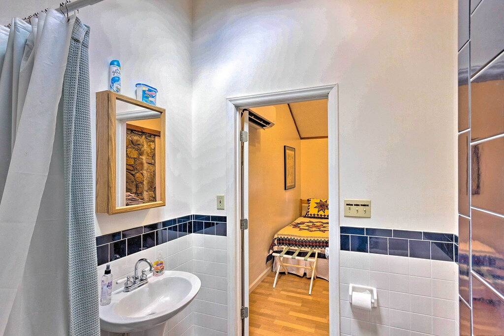 Screened Porch: 'The Rock Cottage' in Hot Springs in Hot Springs (NC), Madison County (NC)