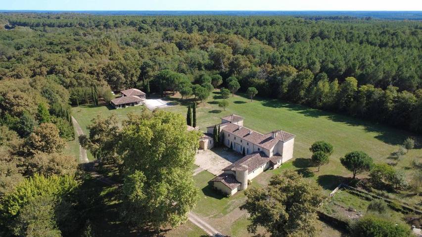 Location de vacances pour 14 personnes, avec jardin ainsi que piscine et vue à Pompéjac