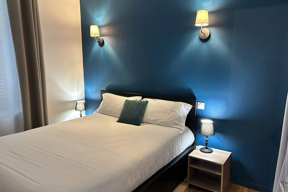 Entire apartment, 2-person air-conditioned 1-bedroom apartment near Aïga Resort Puy de la Coquille A02 in Châtel-Guyon, Volcans d'Auvergne Regional Nature Park