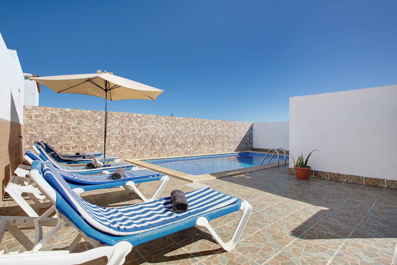 Ganze Wohnung, Ferienwohnung 'Casa Tomás A' mit Bergblick, Gemeinschaftspool und Wlan in Villaverde, La Oliva