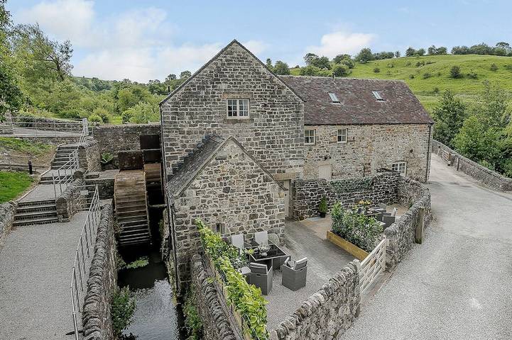 Cottage for 16 people, with garden and hot tub in Derbyshire