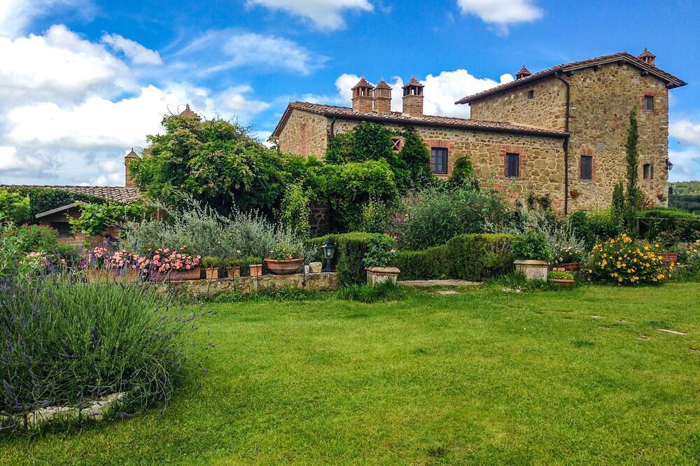 Villa nel Chianti con magico giardino, parco romantico e piscina con vista in Castelnuovo Berardenga (Comune), Chianti