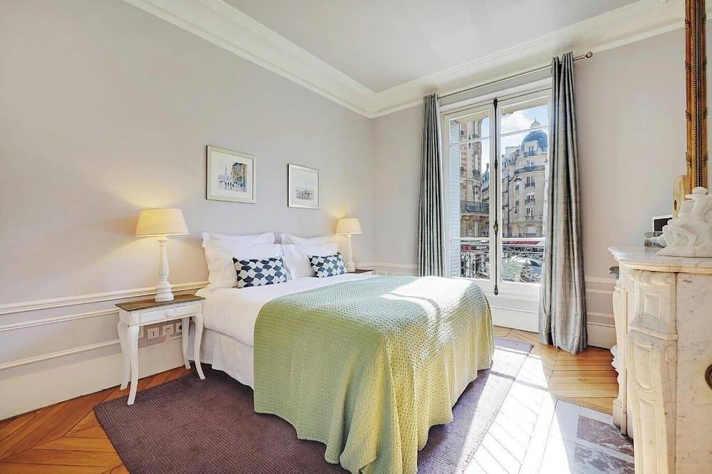 Entire apartment, Nestled In The Historic Latin Quarter,Just Steps From The Seine River&Notre-Dame in Paris, Ile de France