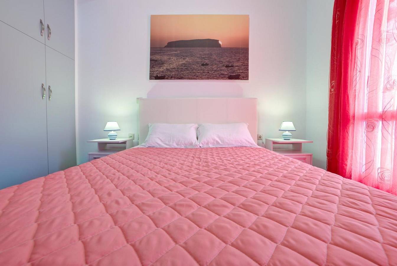 Entire apartment, Apartment '3  44' with Mountain View, Wi-Fi and Air Conditioning in Perissa, Santorini