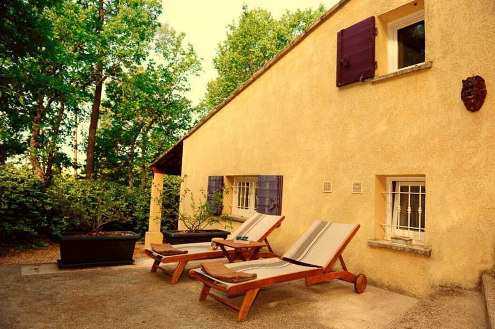Casas rurales con encanto, piscina privada climatizada y solárium interior, exterior privado in Bédoin, Parque natural regional del Mont Ventoux