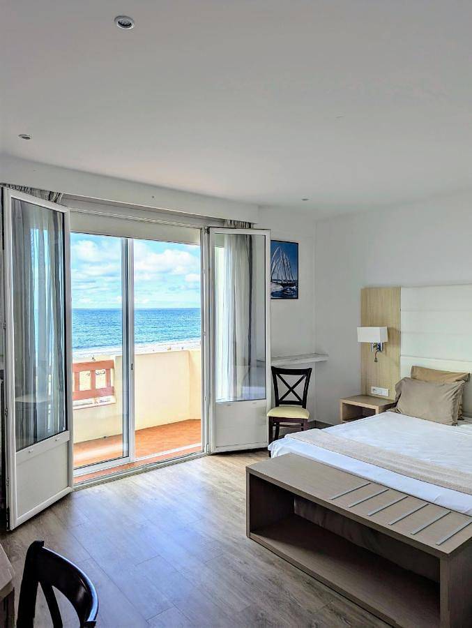 Hôtel pour 2 personnes, avec Balcon ainsi que Terrasse et Jardin dans Plage Des 2 Jumeaux Hendaye