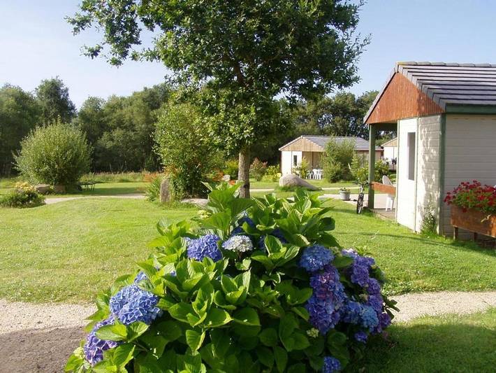 Camping pour 4 personnes, avec Terrasse et Jardin ainsi que Piscine et Vue à Pleumeur-Bodou