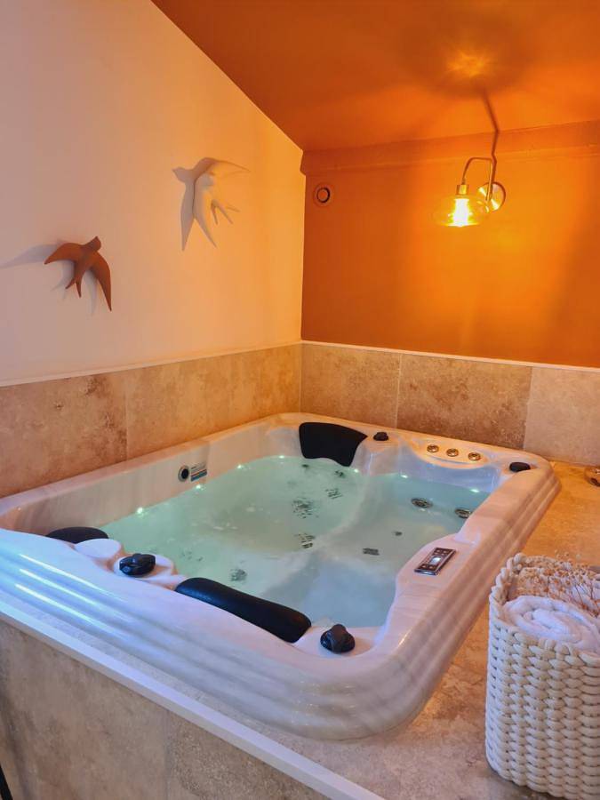 Chambre d’hôte pour 2 personnes, avec jacuzzi ainsi que sauna et jardin