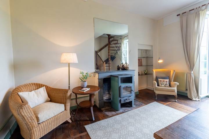 La Barge – Charming Apartment with Shared Pool in the Heart of the Castle in La Boissière-d'Ans, Périgord Blanc