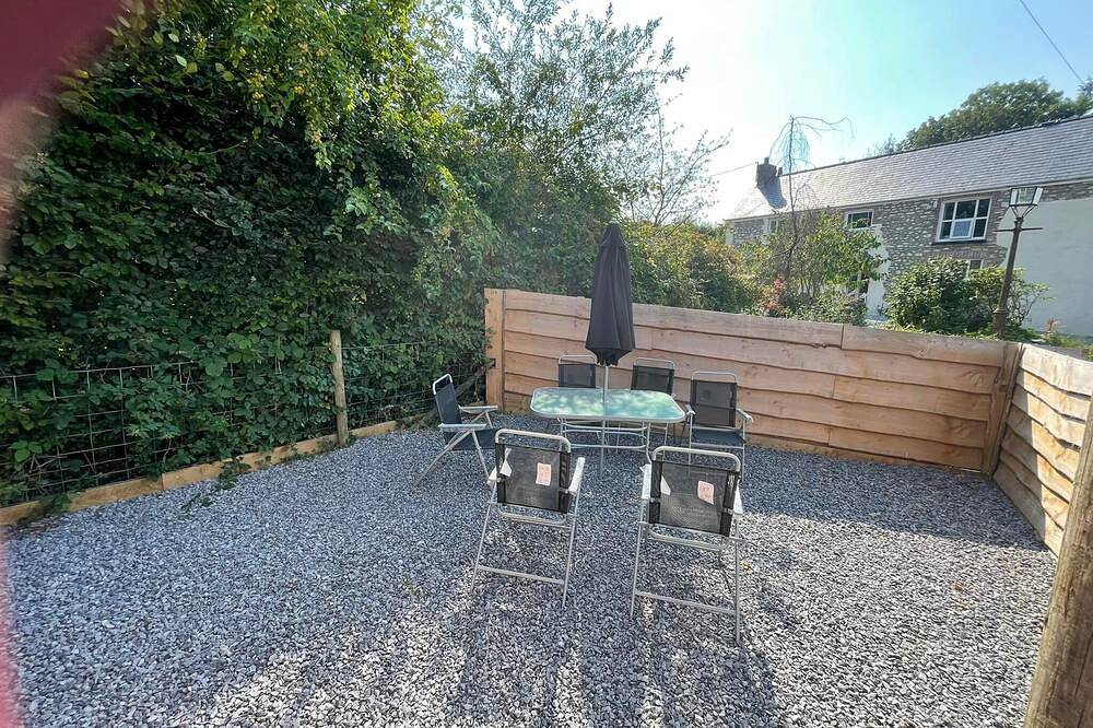 Dog/Pet Friendly Fenced Garden at Rural Farm but Central Location to all Coasts in Carmarthenshire