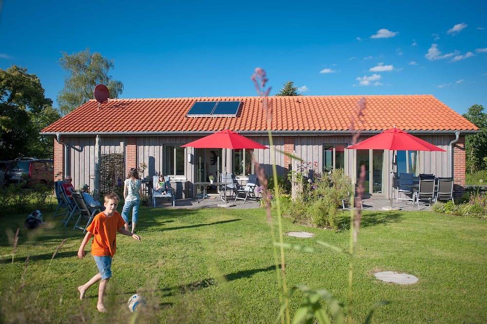 Ganze Wohnung, Ferienwohnung Wiesenblick, Terrasse - Ferienwohnung Spieß in Sarkwitz, Scharbeutz