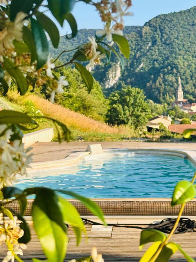 Gîte pour 2 personnes, avec Balcon et Terrasse ainsi que Jardin et Piscine à Barbières - 2
