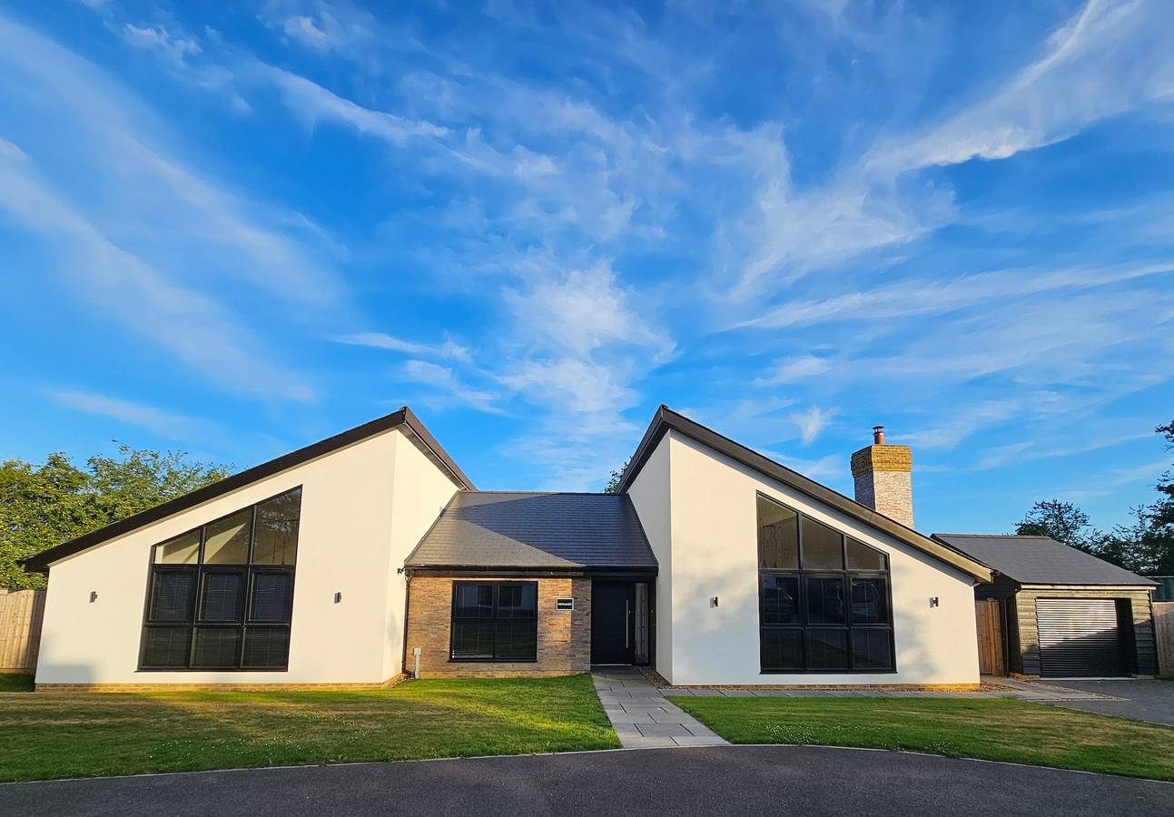 Luxury Kent Bungalow Retreat Sleeps 14 in Staplehurst, Kent
