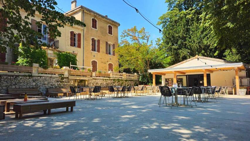 Camping pour 2 personnes, avec Terrasse et Jardin ainsi que Piscine et Vue