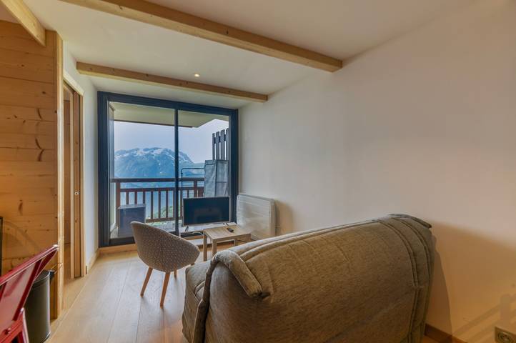 Entire apartment, Apartment 'Alpe D'huez' with Mountain View and Balcony in Huez, Écrins National Park