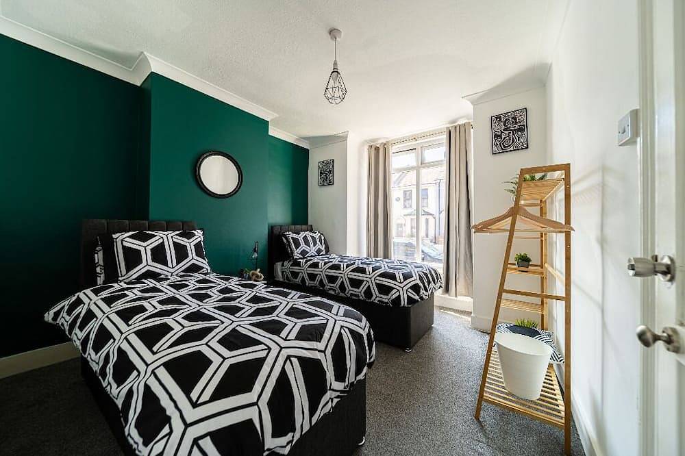 Castle View Haven-Quirky and Cosy 5 Bedroom in Strood/Rochester with Castle view in Rochester, Kent Downs